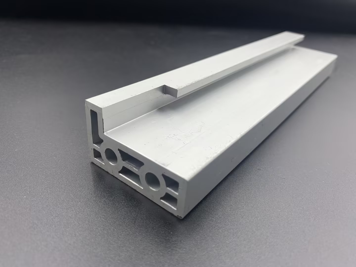 草莓污视频网站新能源汽車配件